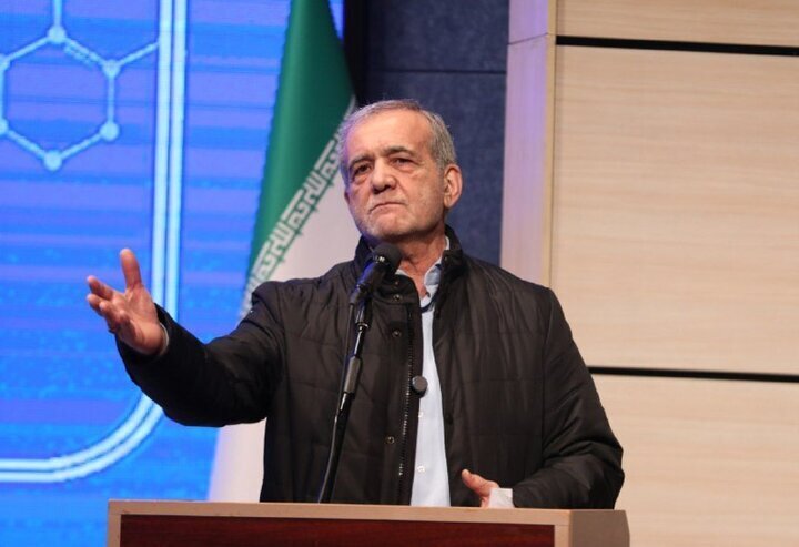 مسعود پزشکیان با کاپشن و پشت تریبون