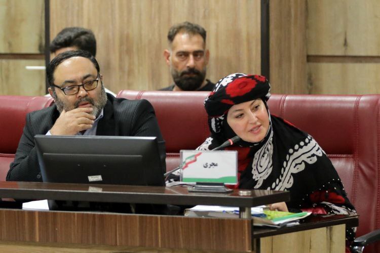 زن مجری با لباس محلی