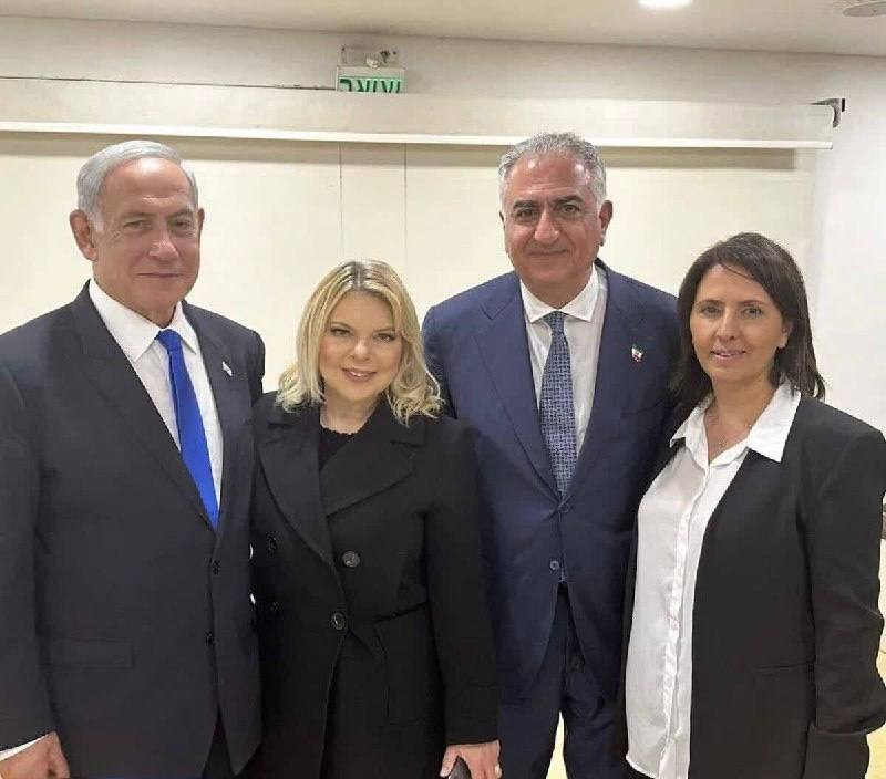 رضا پهلوی با نتانیاهو و همسرش