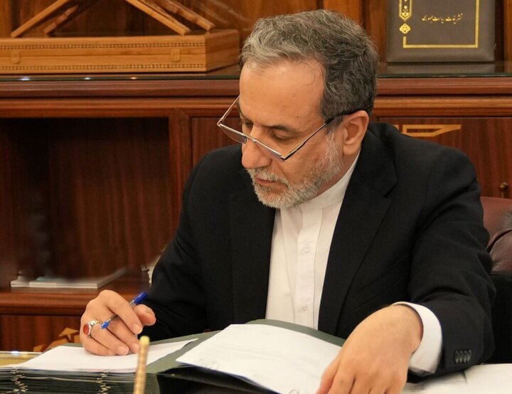 عراقچی با عینک