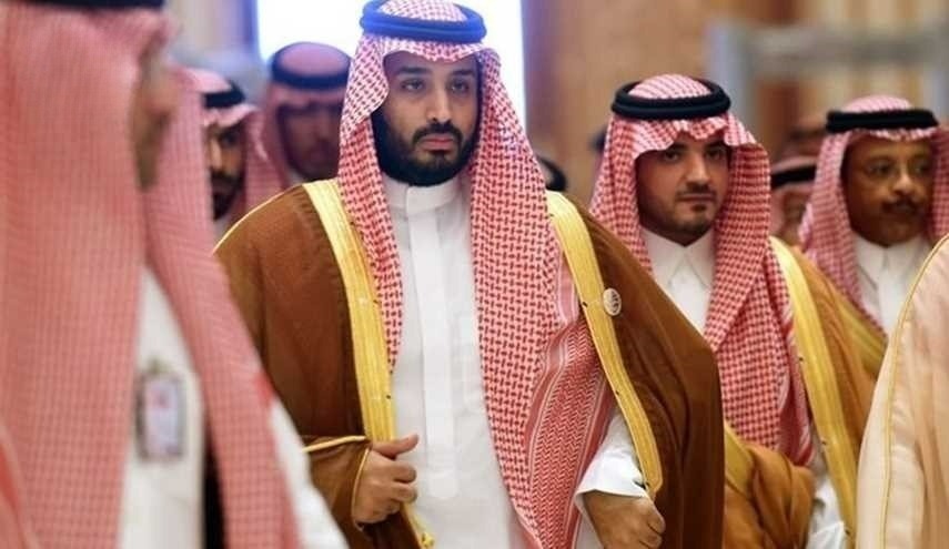 بن‌سلمان در حال راه رفتن در میان جمعی