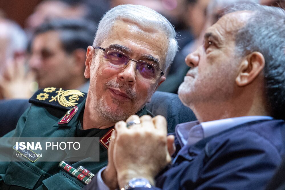 باقری در کنار پزشکیان