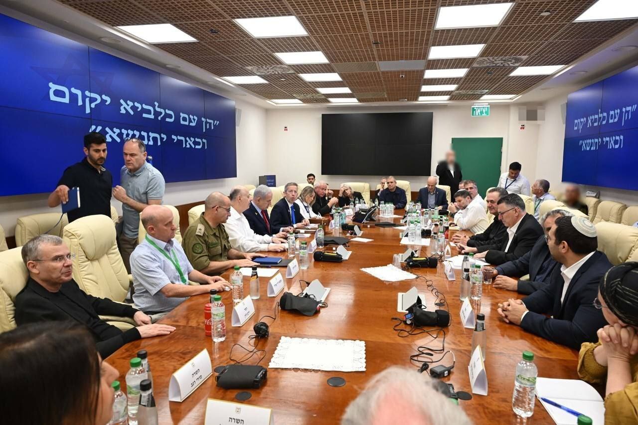 نتانیاهو و وزاریش در پناهگاه زیرزمینی مشغول جلسه