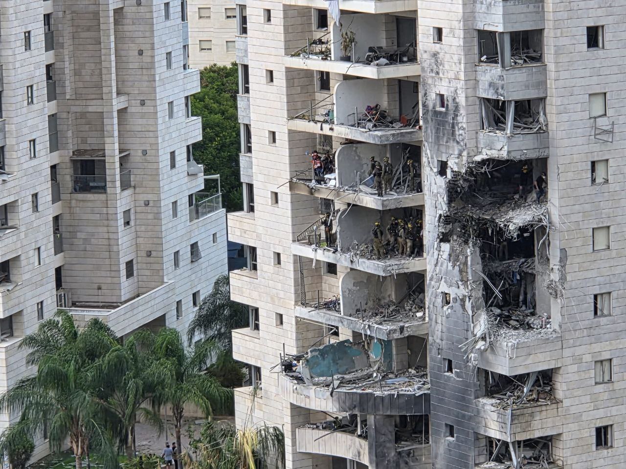 آثار اصابت موشک‌های ایرانی