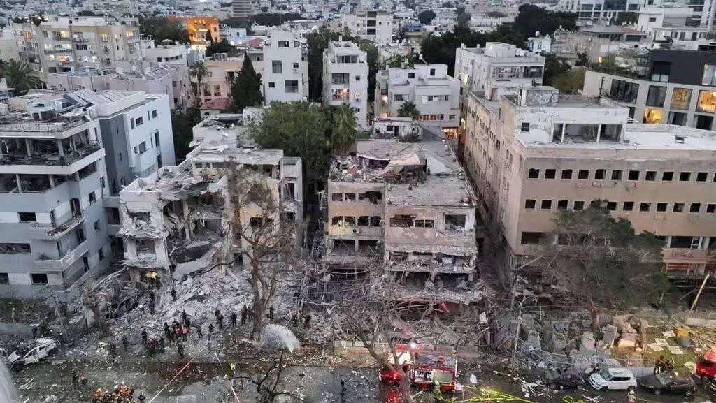 آثار اصابت موشک‌های ایرانی به بنی‌براک در تل‌آویو