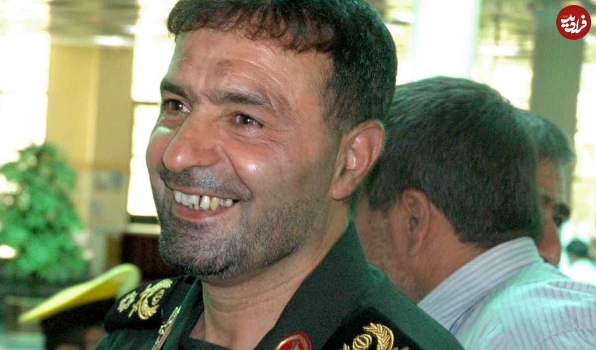 عکس/ نماز خواندن احمد کاظمی ۲۰ سال پیش در کنار پدر موشکی ایران