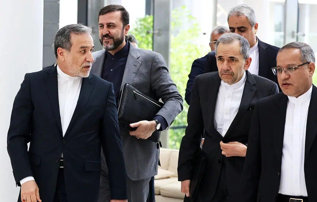 عباس عراقچی و دستیارانش