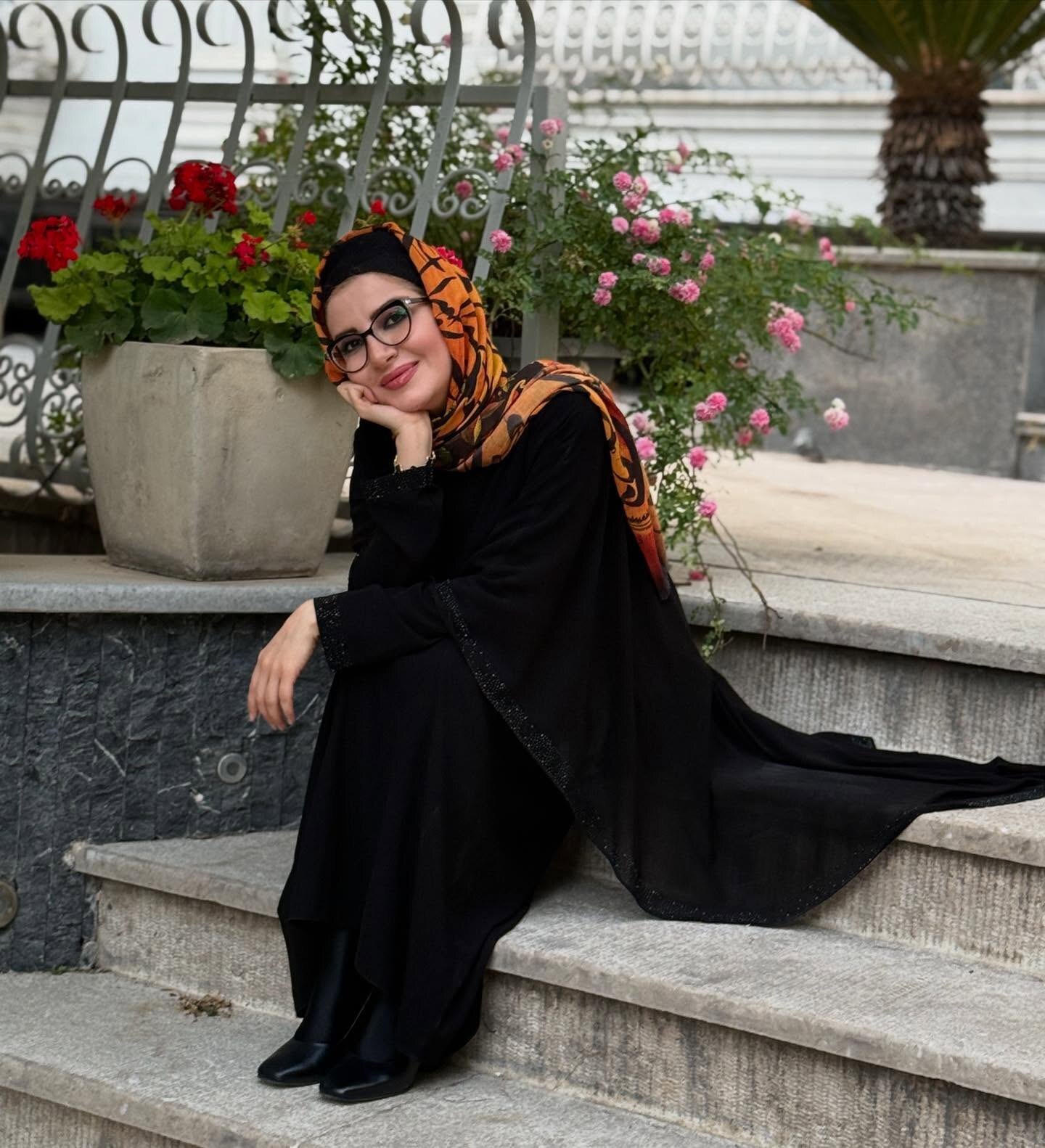 خاله شادونه با شال و مانتوی بهاری