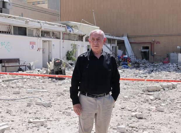 نتانیاهو با آثار حمله ایران در اسرائیل