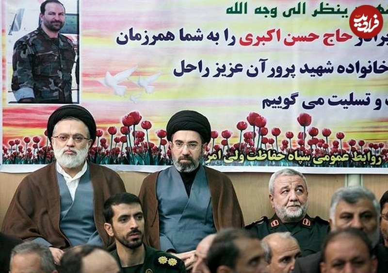 سید مجتبی و سید مصطفی خامنه‌ای در مراسم ترحیم محافظ رهبری