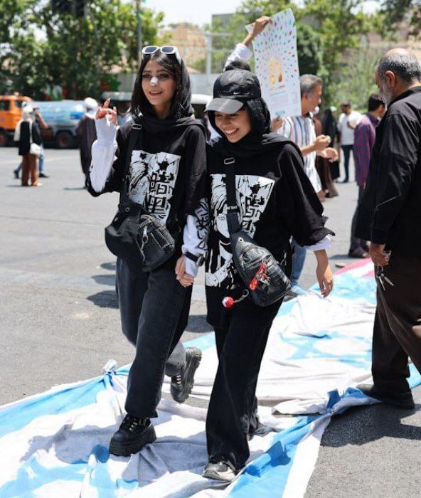 دو دختر جوان با استایل متفاوت در راهپیمایی تهران