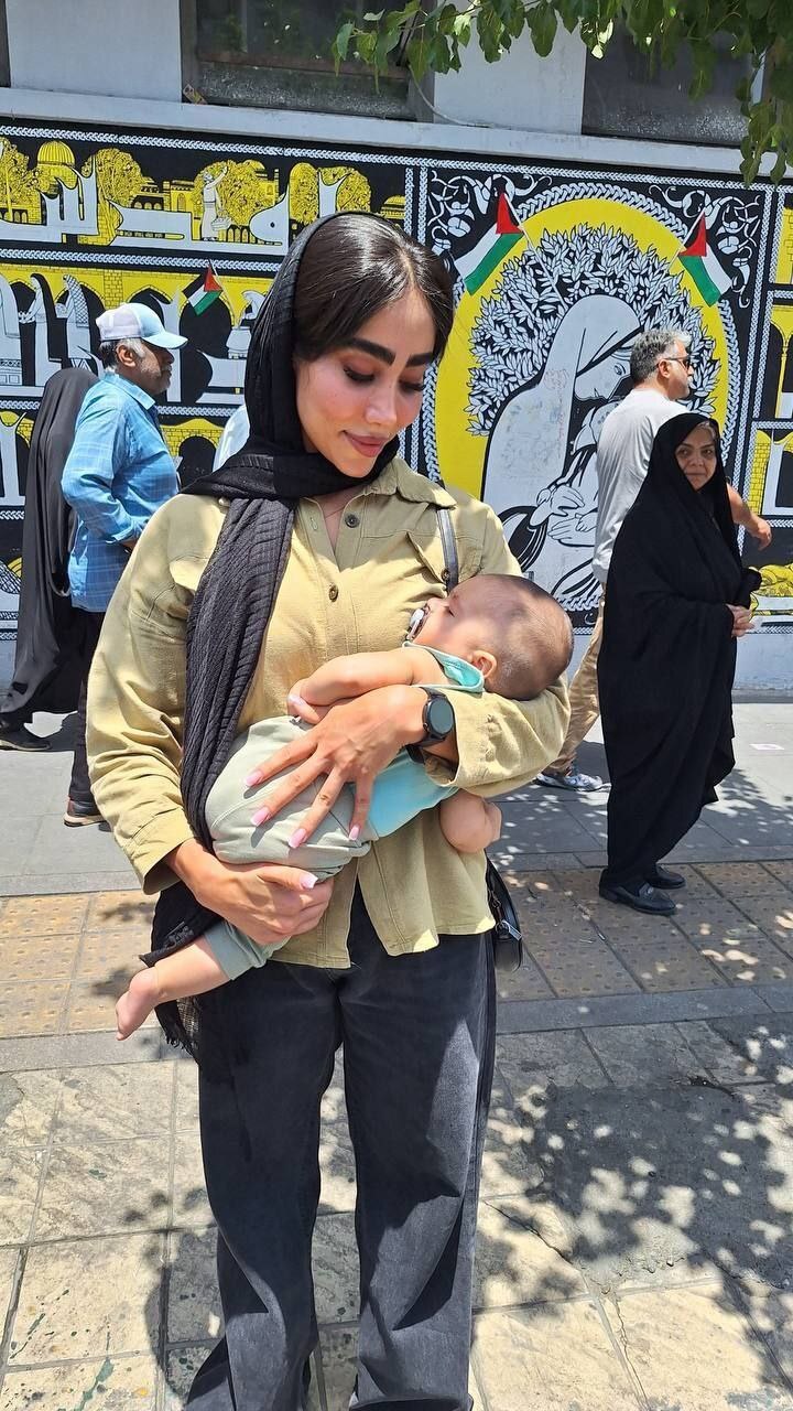 صحنه ای جالب از یک مادر و نوزاد شیرخواره‌اش