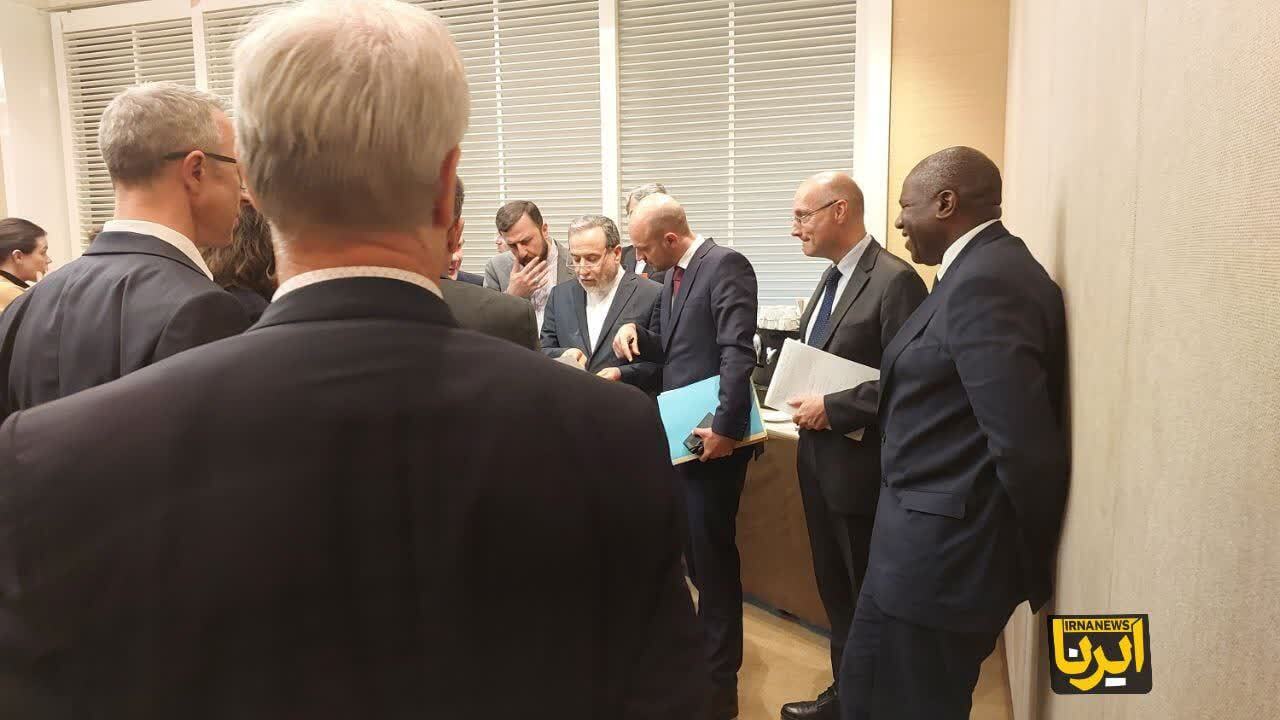 عکس/قاب خاصی که از عباس عراقچی در ژنو شکار شد