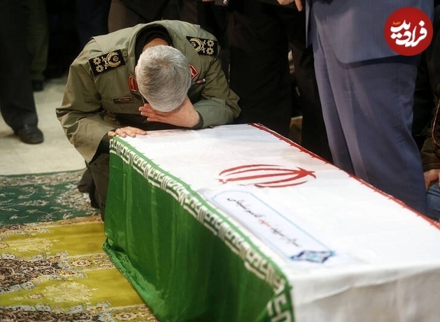 سرلشکر باقری ۶ سال پیش و در حال گریه کنار پیکر سردار سلیمانی
