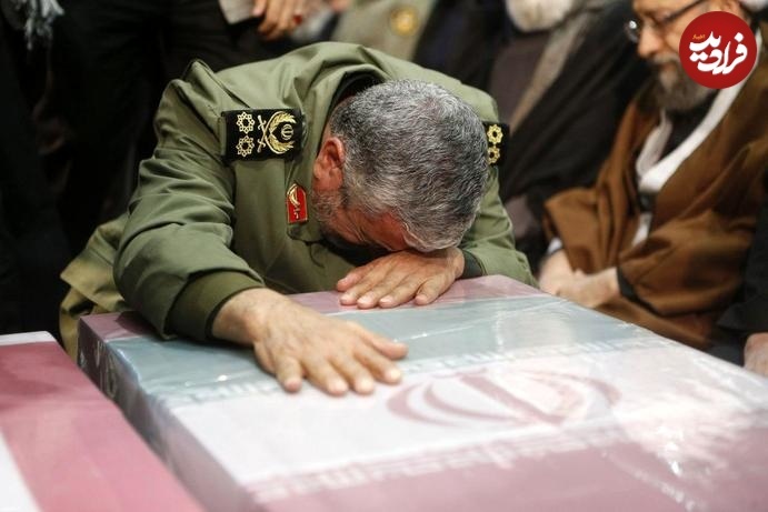 سرلشکر باقری ۶ سال پیش و در حال گریه کنار پیکر سردار سلیمانی