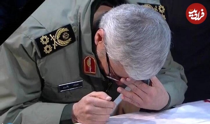 سرلشکر باقری ۶ سال پیش و در حال گریه کنار پیکر سردار سلیمانی