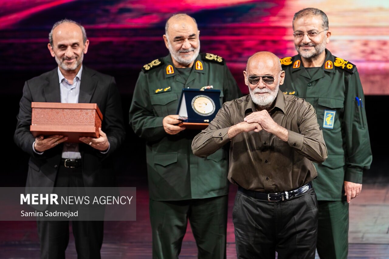 جمشید هاشم‌پور در کنار فرماندهان سپاه