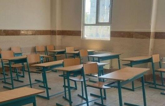 میز و نیمکت خالی