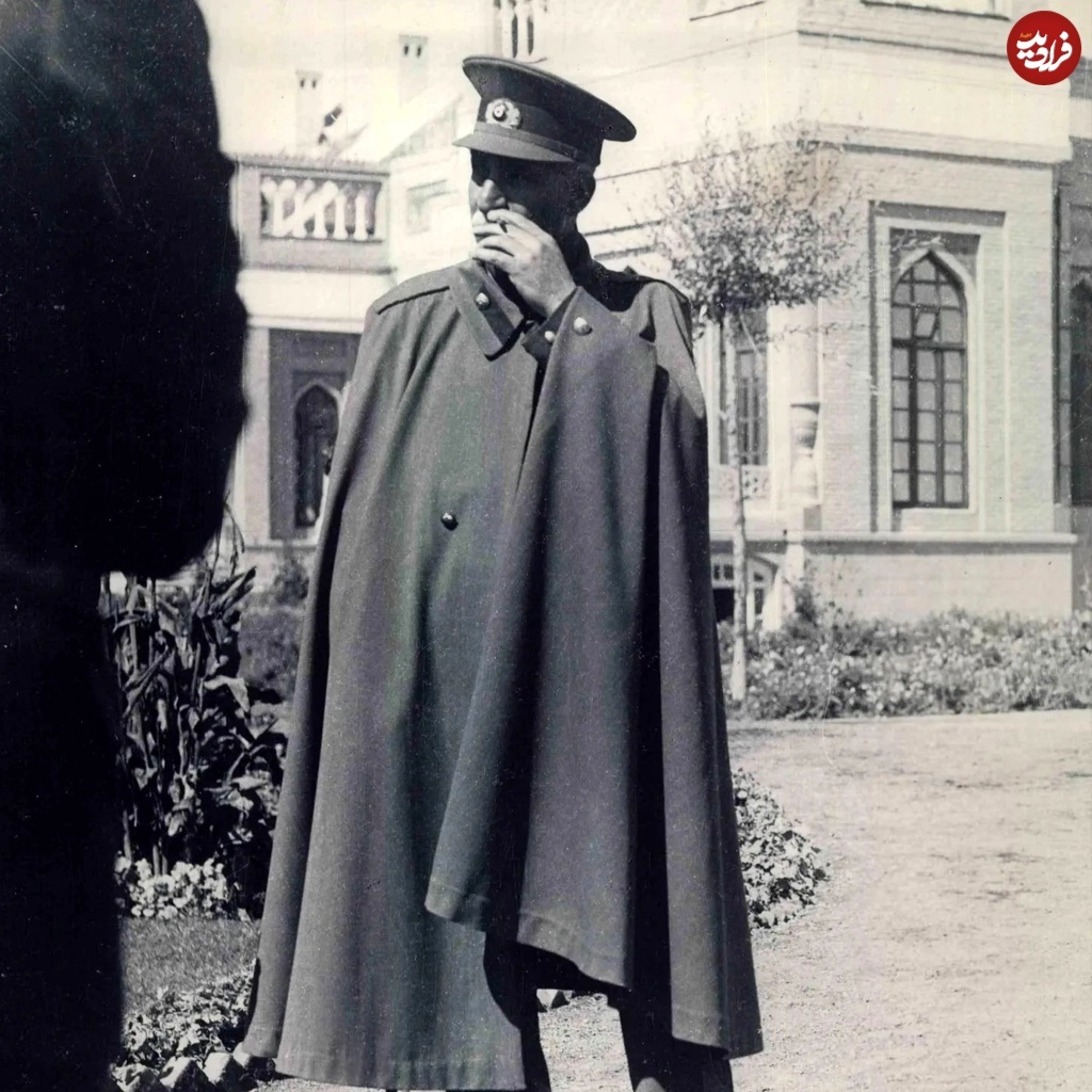 رضاخان با شنل نظامی