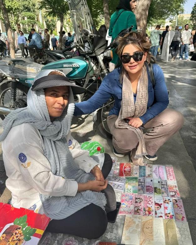 عکس/ مجری فلسطینی بدون حجاب در خیابان‌های تهران