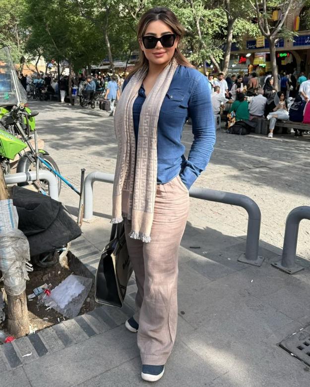 عکس/ مجری فلسطینی بدون حجاب در خیابان‌های تهران