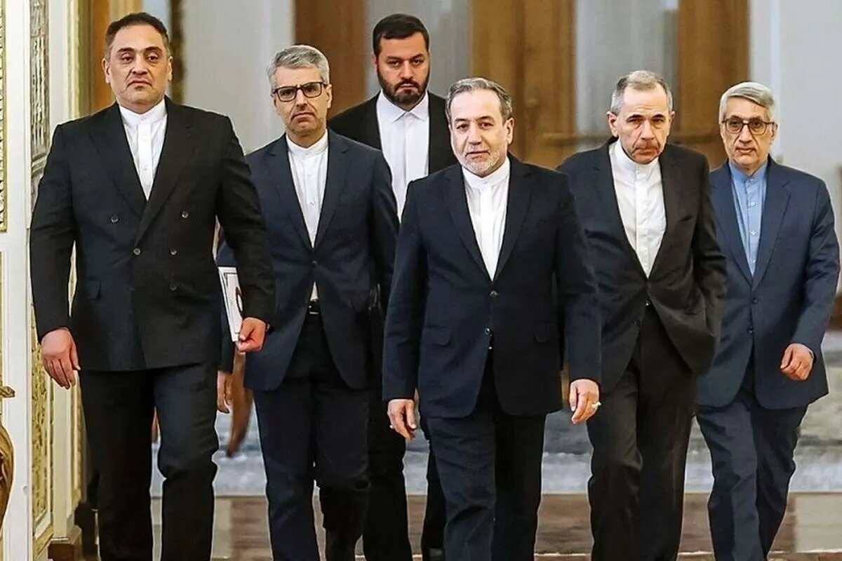 عباس عراقچی و دستیارانش