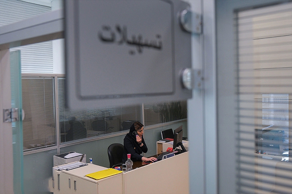 کارمند زن بانک