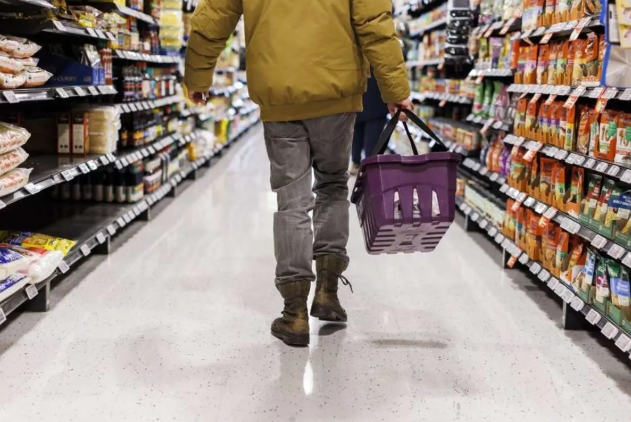 یک فرد در حال خرید در فروشگاه