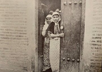 دو تا زن قاجاری چشت دری که باز کرده اند