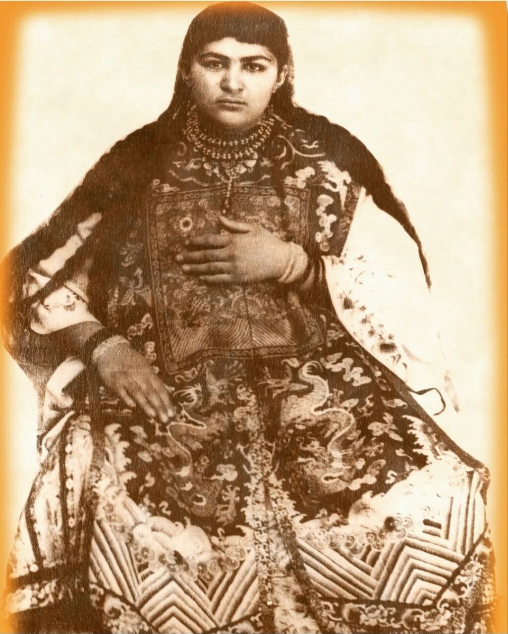 زن قجری با لباس چینی