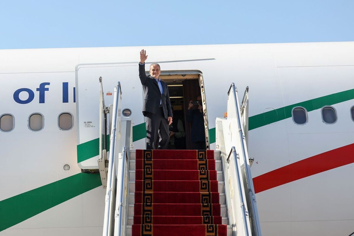 مسعود پزشکیان در هواپیما