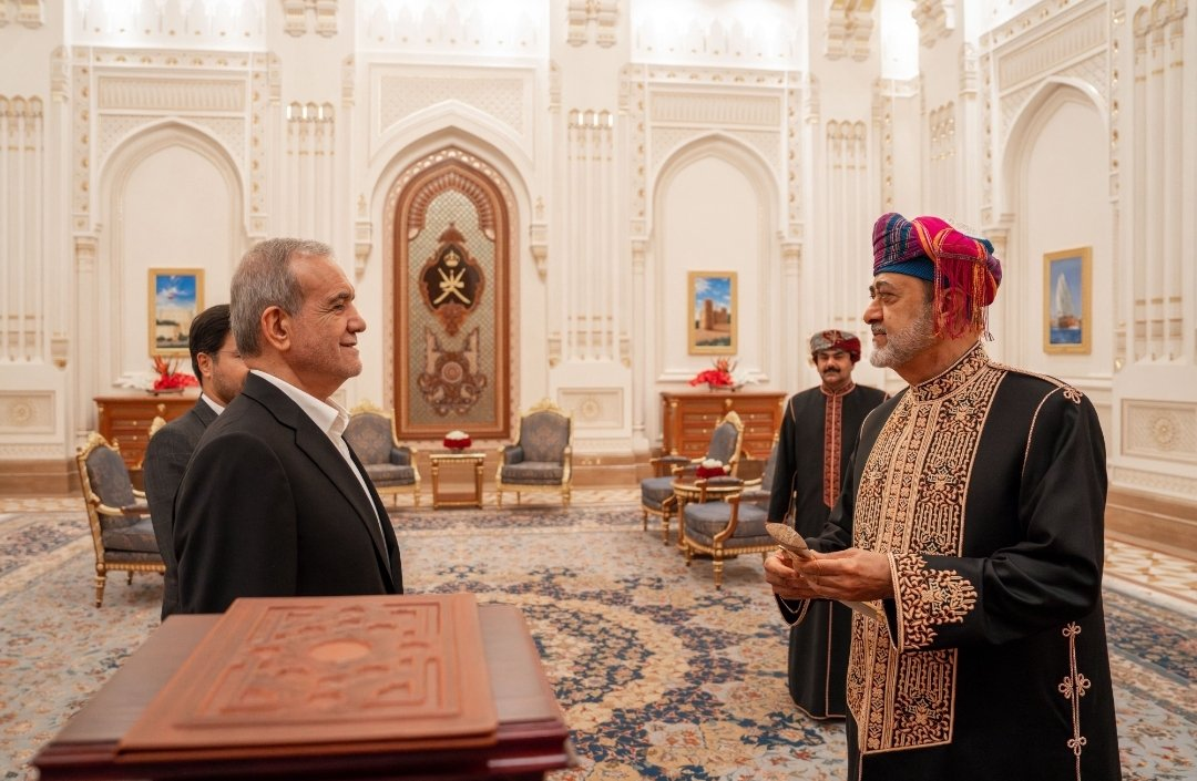 هدیه دادن  پزشکیان و سلطان عمان