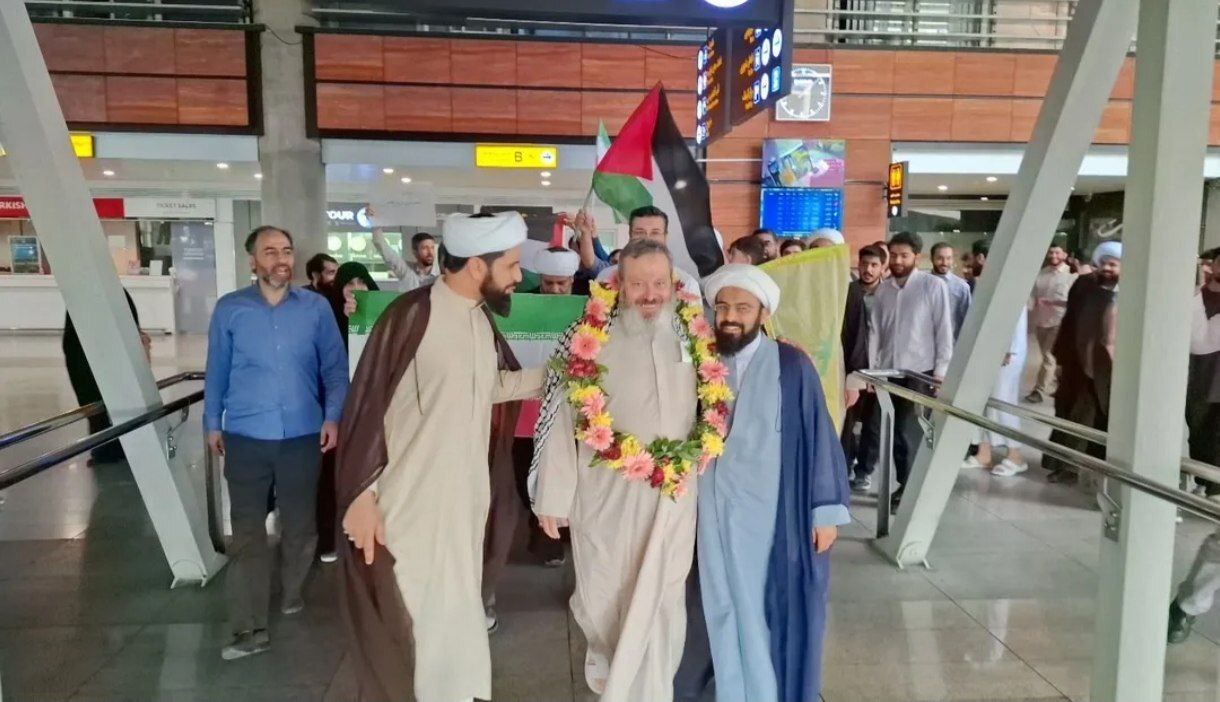 استقبال از قاسمیان با حلقه گل