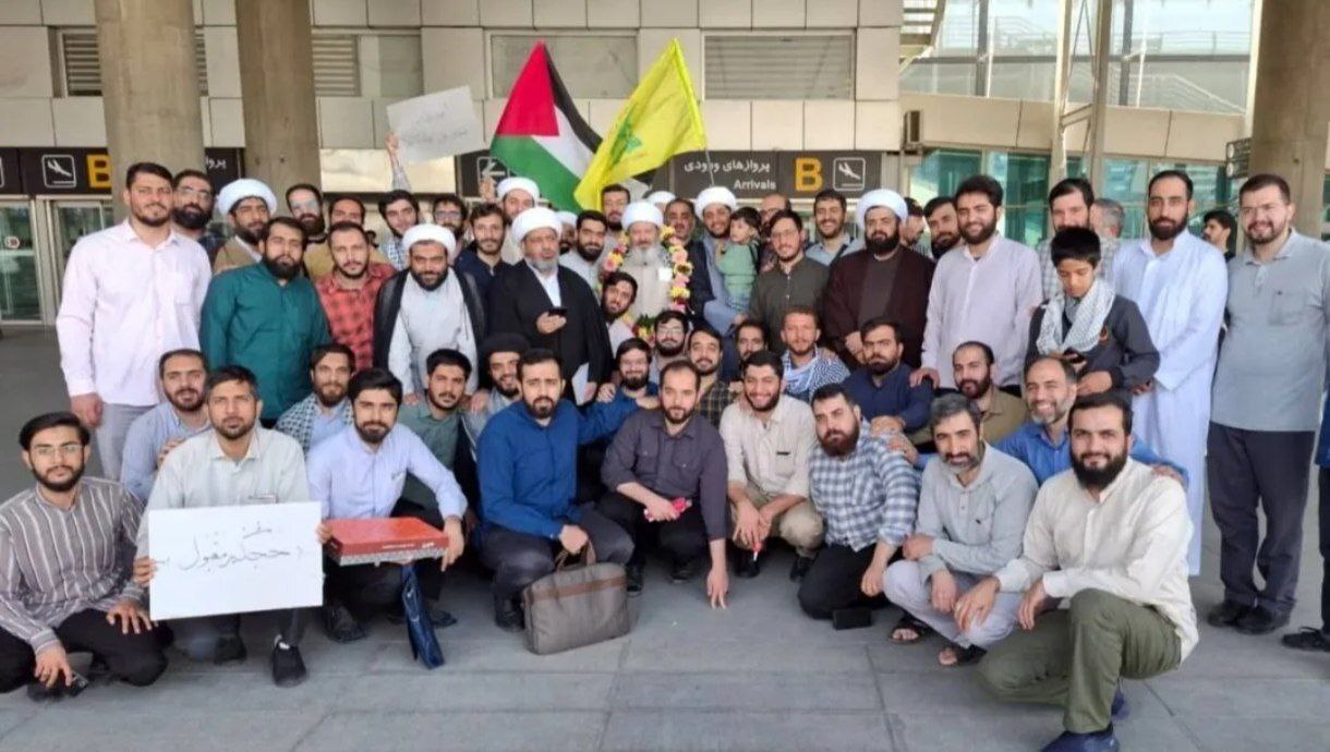 قاسمیان در فرودگاه امام خمینی با حلقه گل