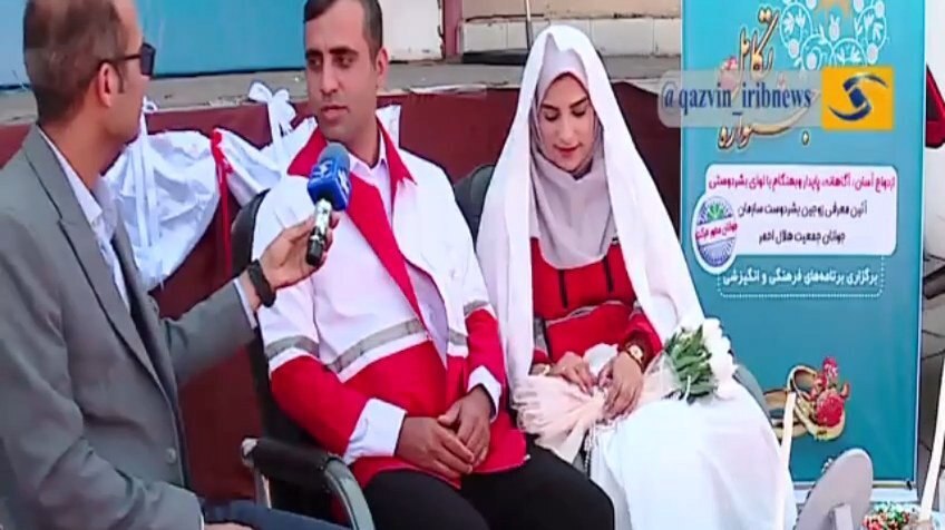 زوج هلال‌احمری با لباس خدمت