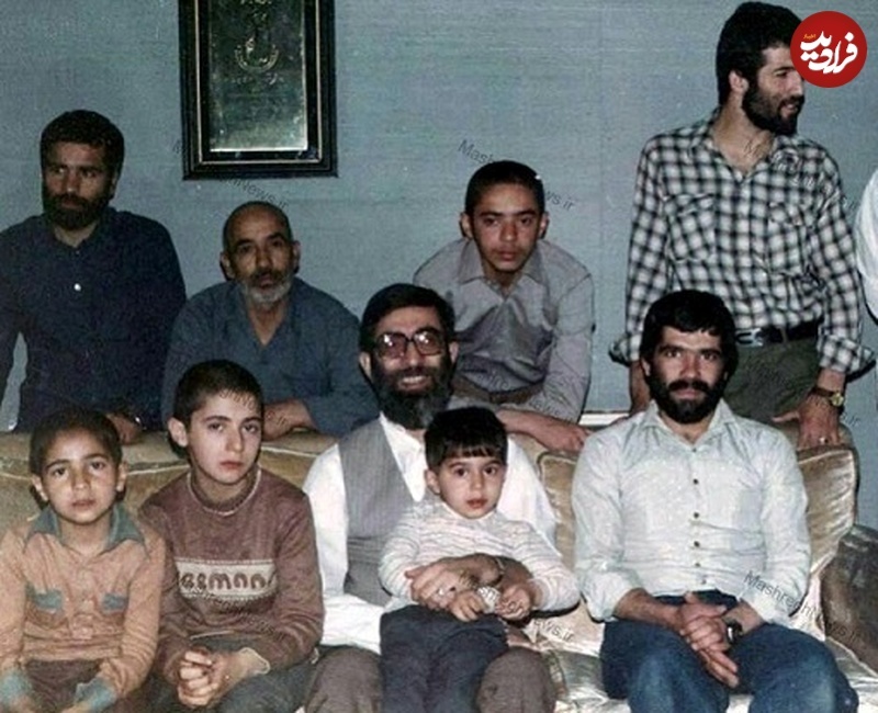 سید مجتبی خامنه‌ای در کنار رهبری