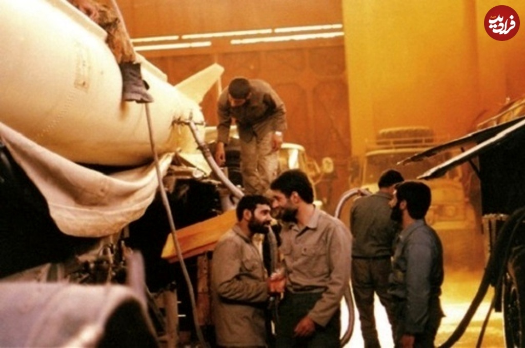 پدر صنعت موشکی ایران در حال بررسی یک موشک