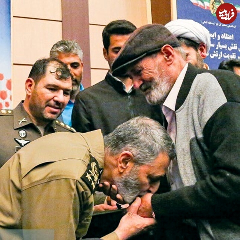 امیر سرلشکر موسوی در حال بوسیدن دست پدر شهید