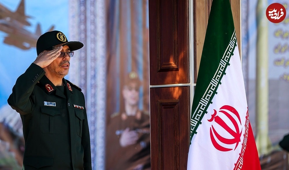 سرلشکر باقری در حال ادای احترام نظامی