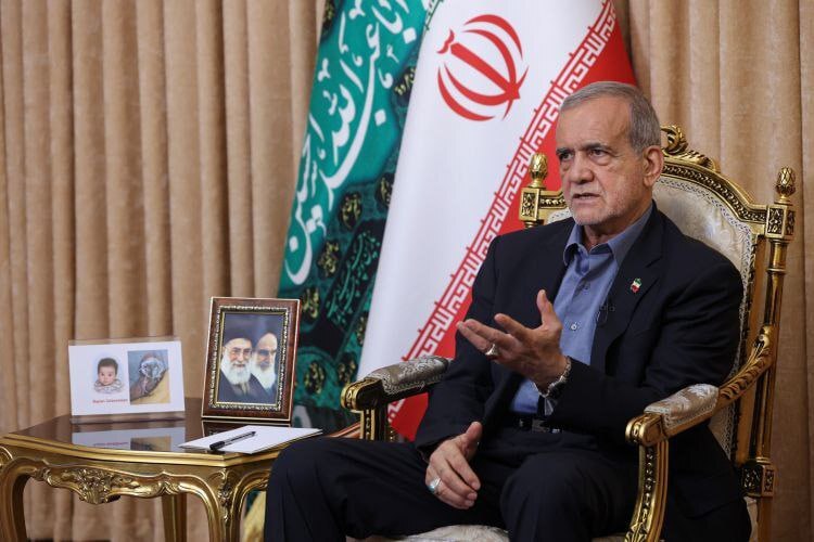 قاب عکس معنادار روی میز مسعود پزشکیان