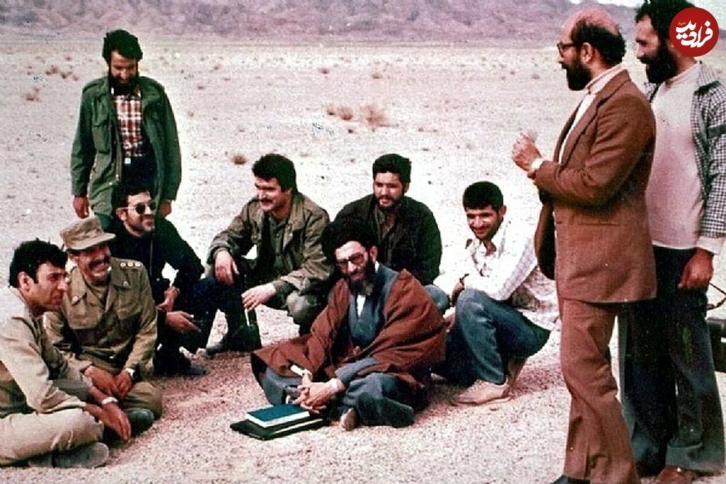 شهید چمران به همراه رهبری در صحرای طبس