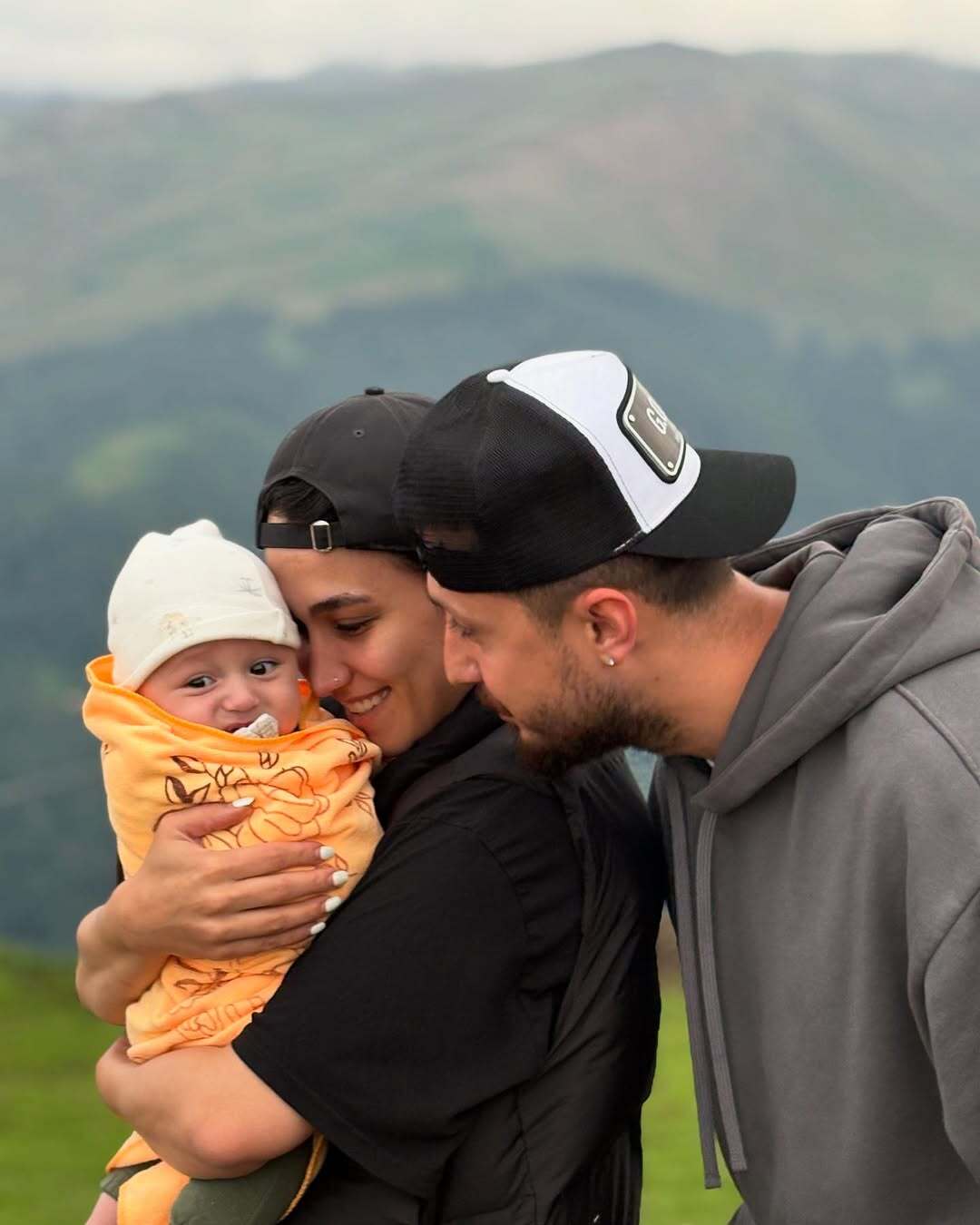 محمدرضا شایع با همسر و فرزندش