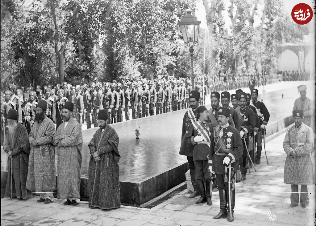 نظامیان و درباریان