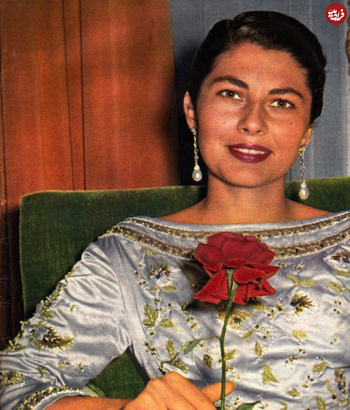 ثریا اسفندیاری با اکسسوری خاص