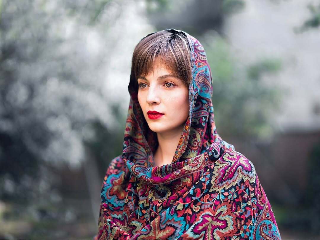 شیرین تاسیان با روسری گلدار