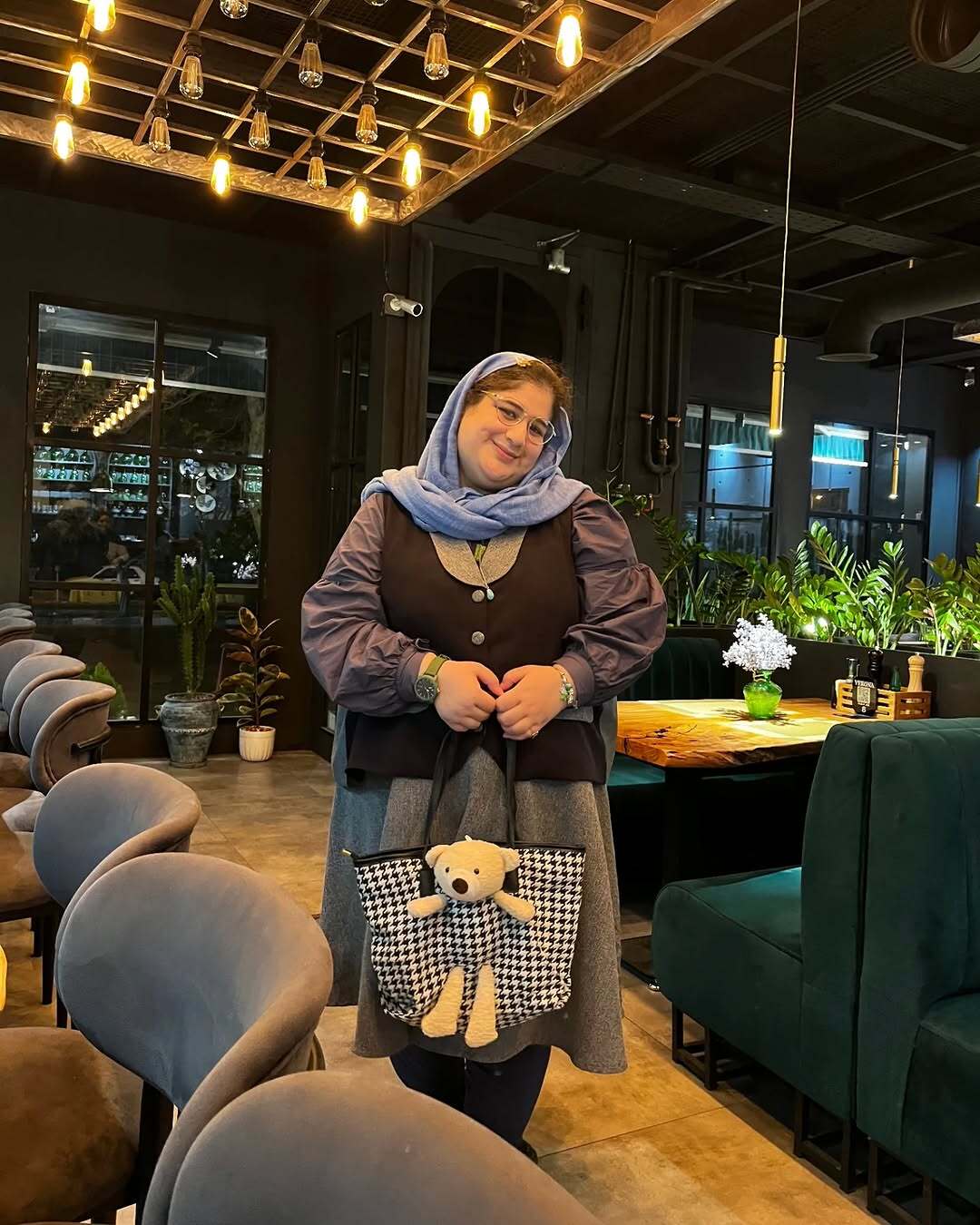 بازیگر قهوه پدری در یک کافه