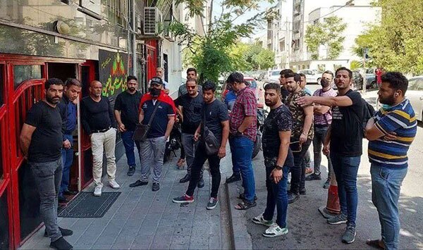 تجمع چند هوادار مقابل باشگاه پرسپولیس