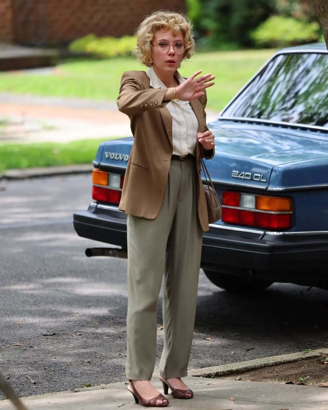 اسکارلت جوهانسون با مو‌های فر