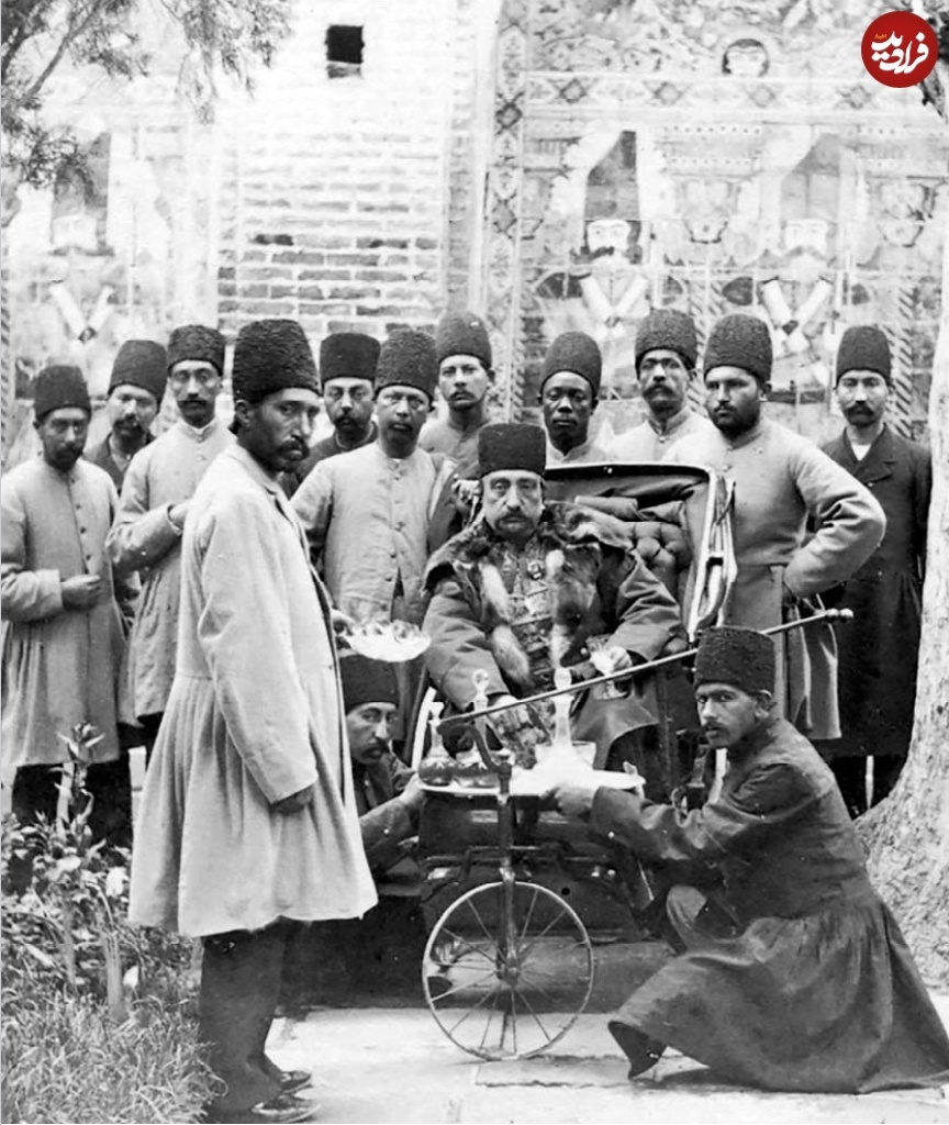 ناصرالدین شاه سوار بر یک کالسکه