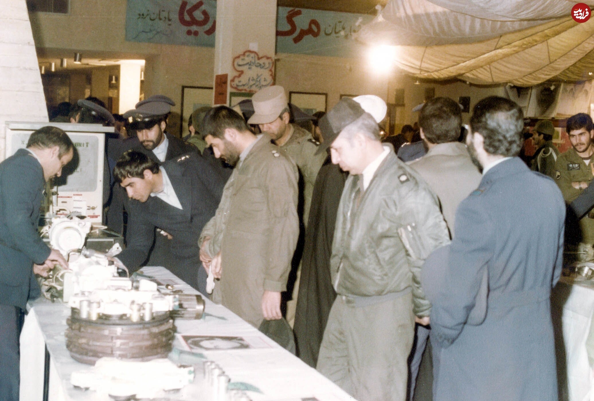 شهید بابایی در یک نمایشگاه نظامی